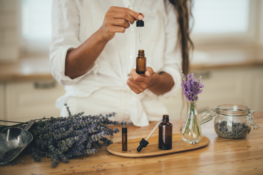 Mujer haciendo aromas de lavanda